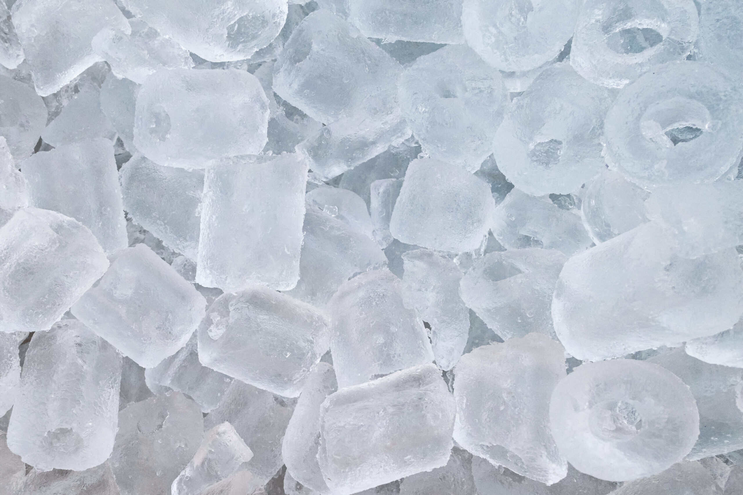wholesale ice supplier delivering IPIA-certified products to a grocery store
